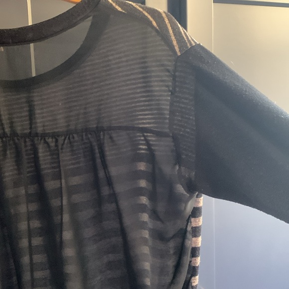 Styling Black & White Striped Three Quarter Length Sleeve Top-Sheer Back- Size M - Picture 5 of 8